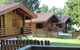 Domki nad jeziorem w Karłowicach